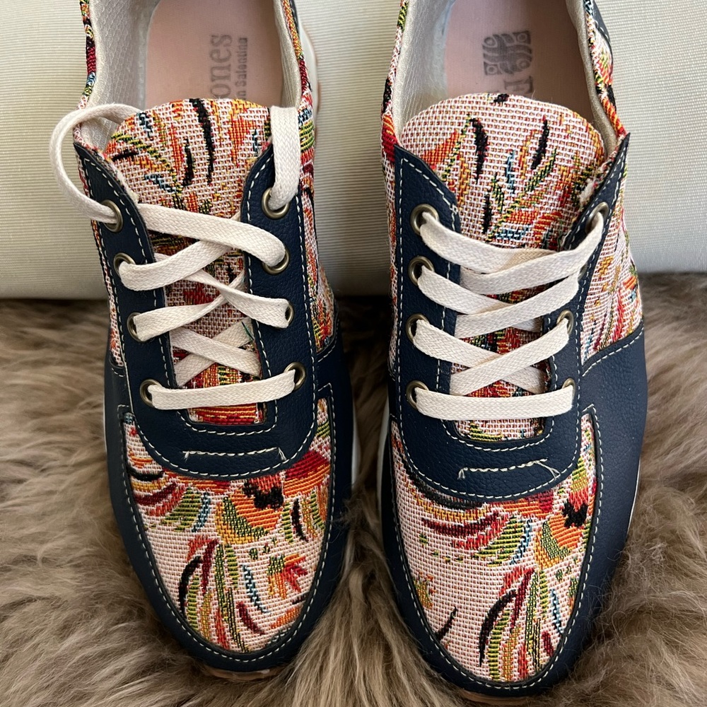 Shoes - Picture 2 of 4